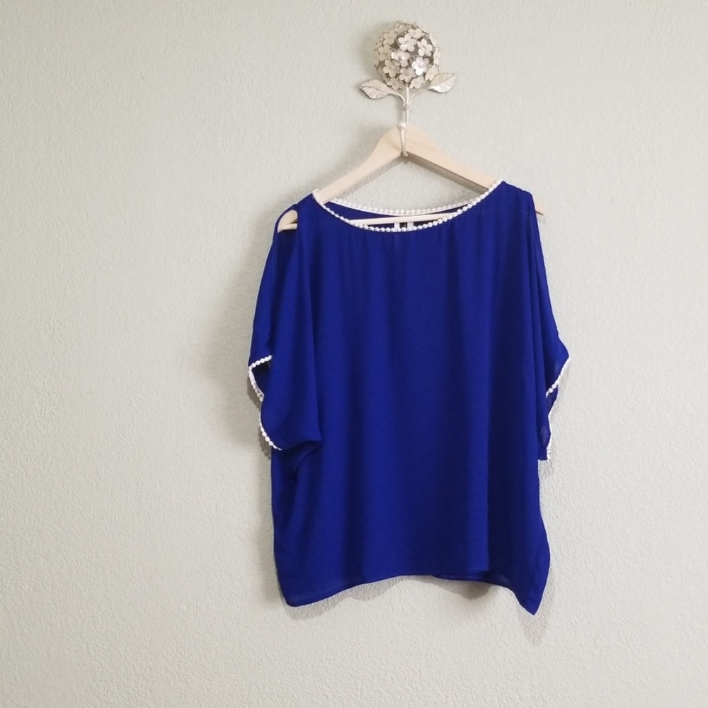 Rendezvous blue top size xl  Slit sleeves